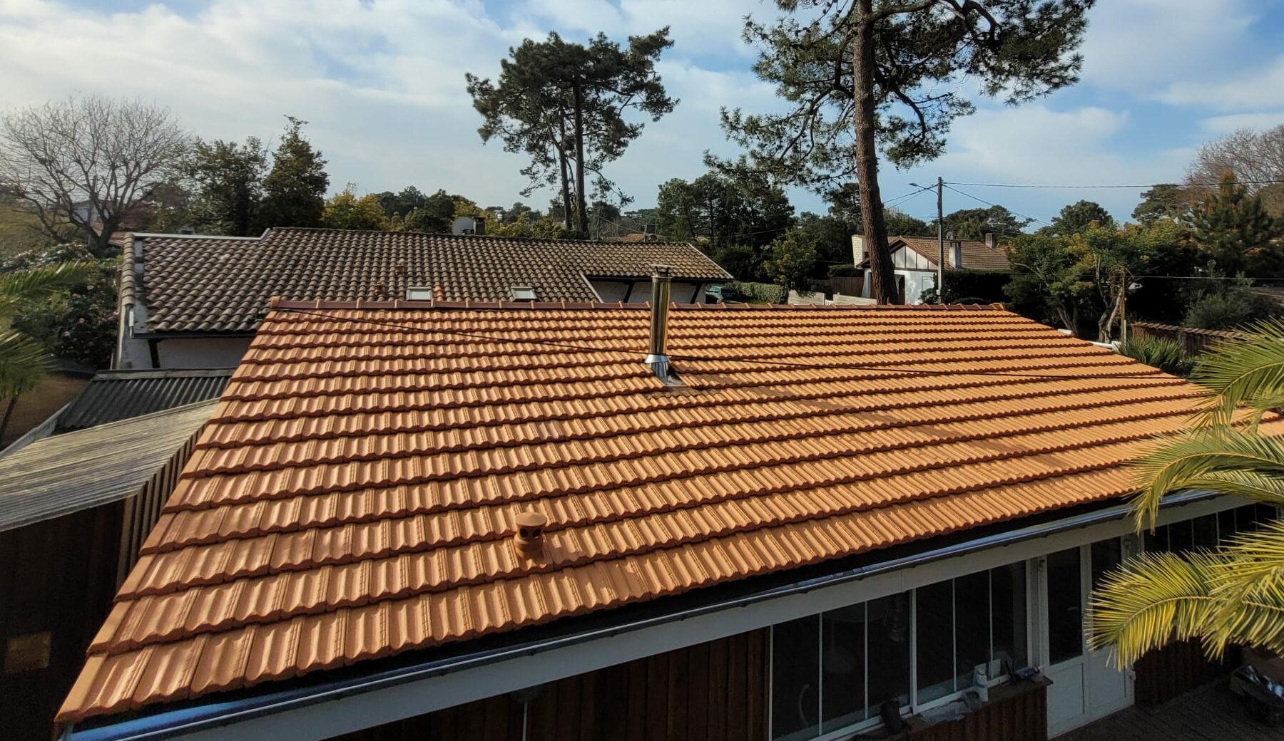 toiture fini avec des tuiles neuves